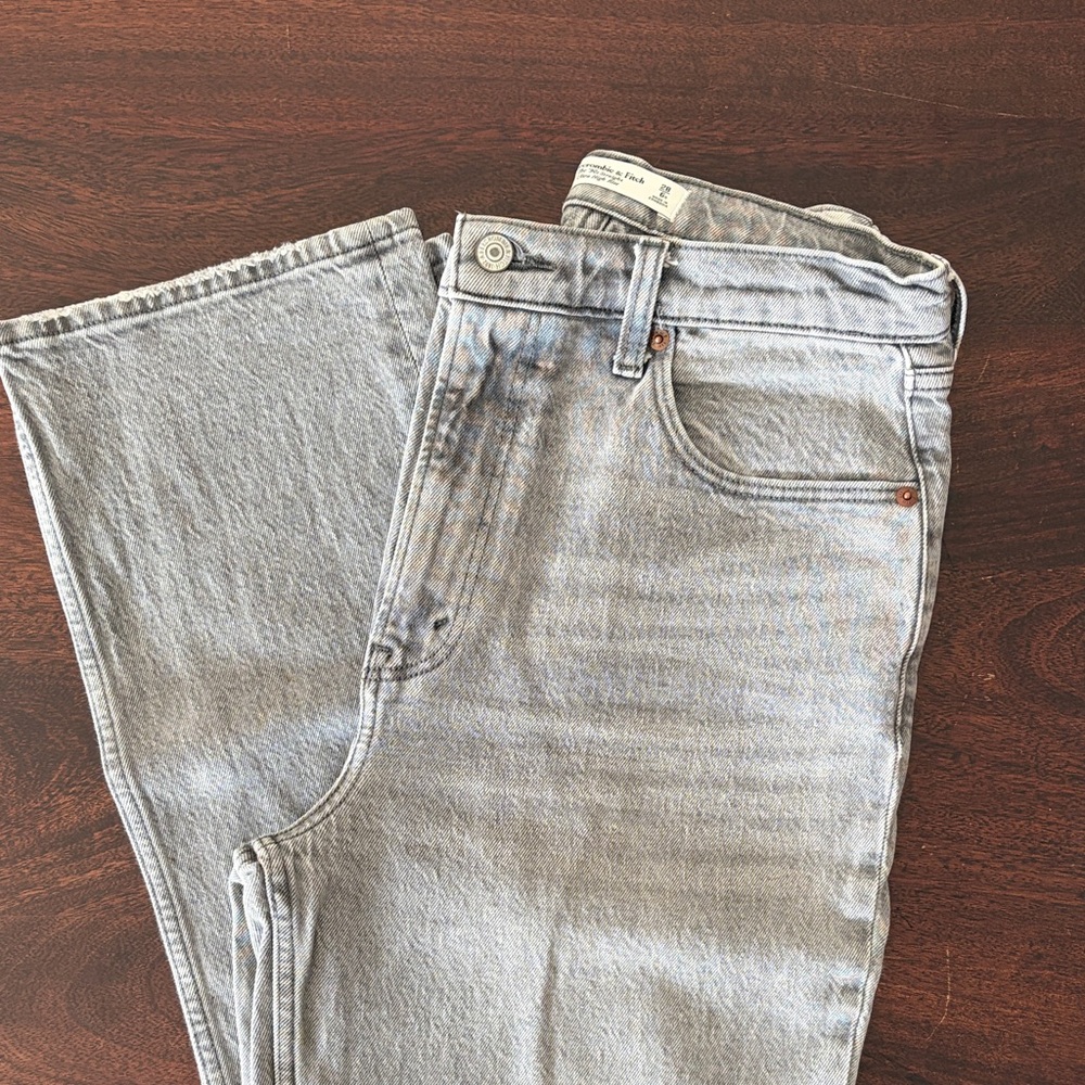 Abercrombie & Fitch 90s Straight Ultra High Rise in Grey (size 28R)